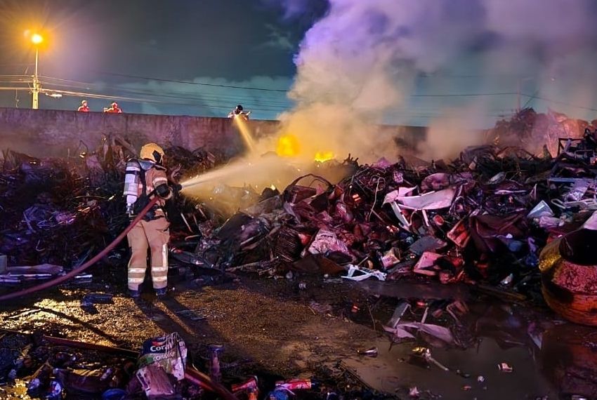 Bombeiros combate incêndio em comércio de materiais recicláveis