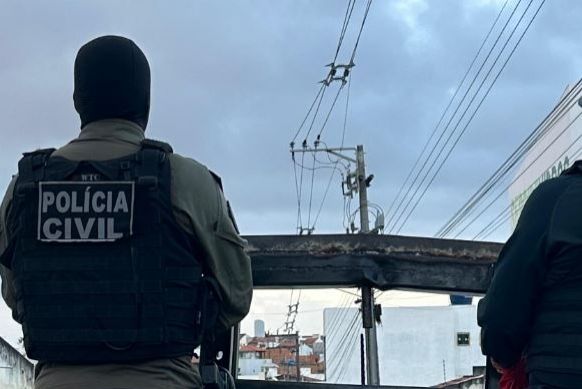 Policiais cumprem mandado de prisão contra investigado por matar adolescente