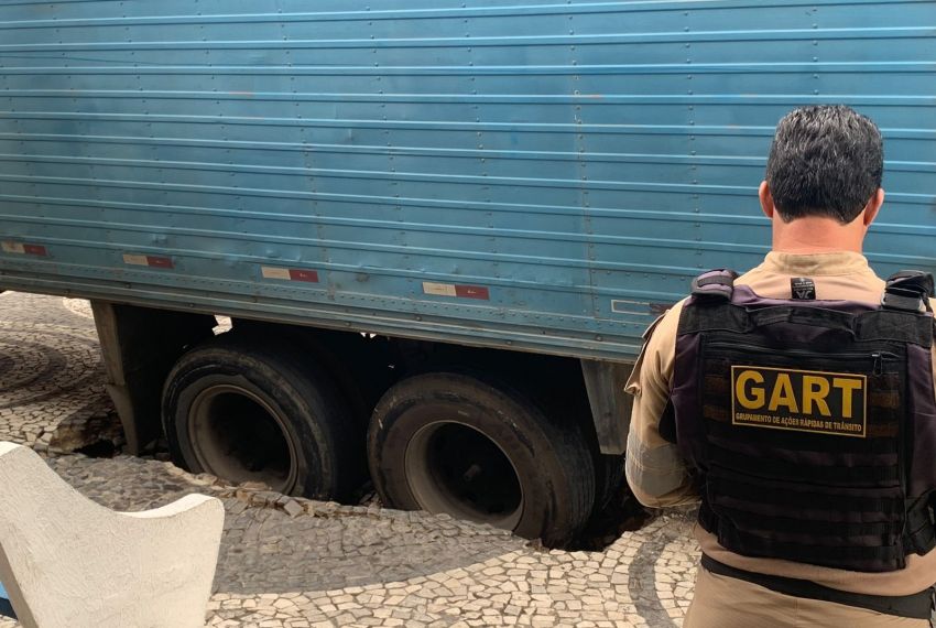 Motorista embriagado invade calçada no centro da capital