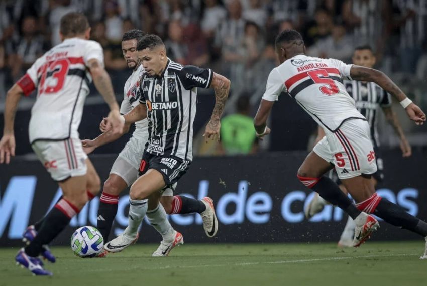 Atlético-MG bate o São Paulo e título brasileiro será definido na última rodada
