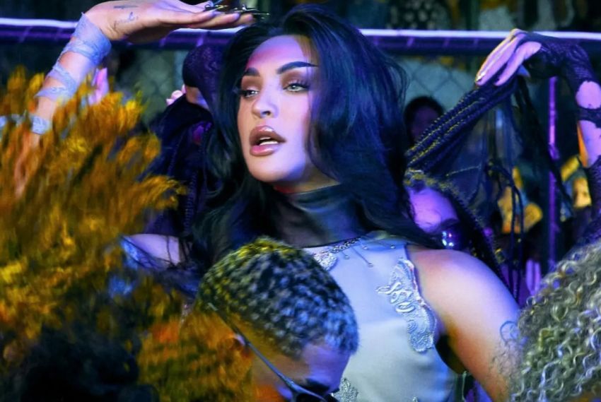 Pabllo Vittar homenageia Paulinha Abelha em fantasia de Carnaval