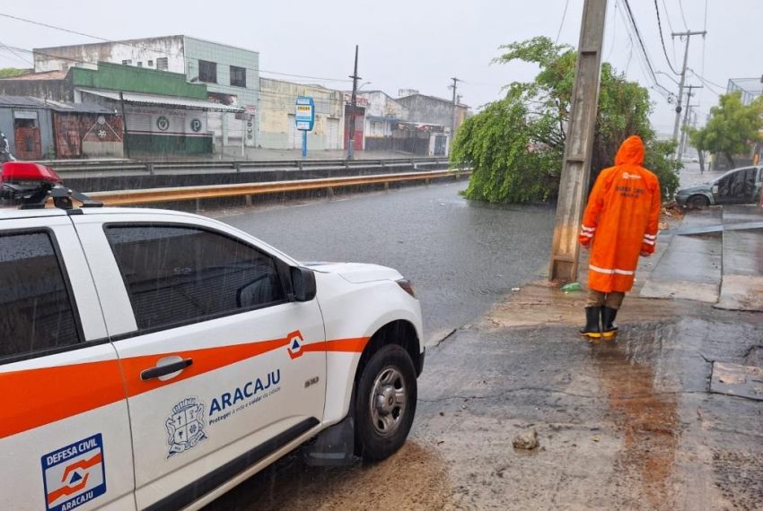 Equipes da Emsurb seguem monitorando chuvas na capital