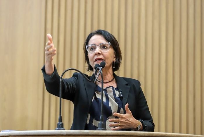 Emília diz que prefeito de Aracaju guardou obras para ano eleitoral