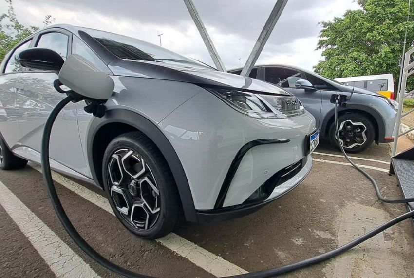 Vendas de carros elétricos e híbridos avançam 143% em fevereiro no Brasil