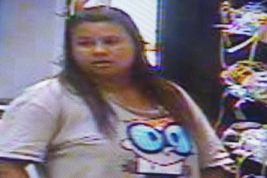 Polícia Civil divulga imagens da mulher suspeita de furto em livraria na Zona Sul