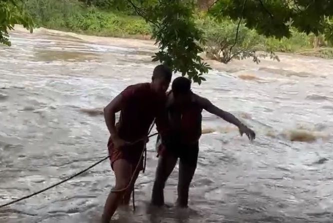 Bombeiros resgatam adolescente em forte correnteza no rio Piauitinga em Estância