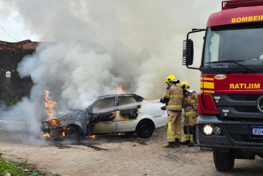 Corpo de Bombeiros atende ocorrência de incêndio em veículo