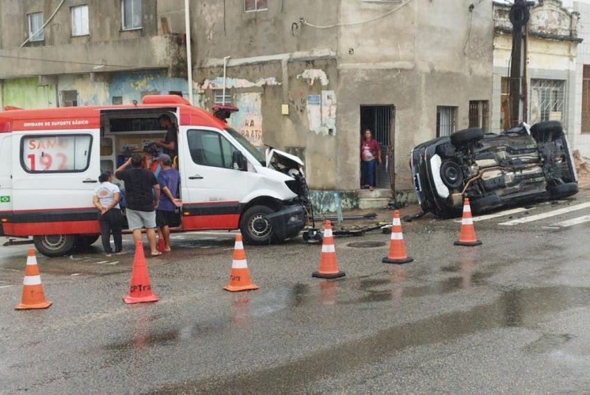Colisão entre ambulância e carro deixa técnica de enfermagem ferida