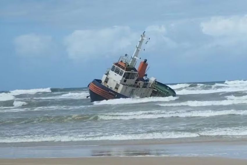 Embarcação com seis tripulantes encalha na praia do Abaís