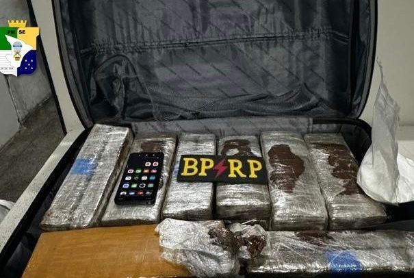 PM apreende 17 tabletes de maconha dentro de ônibus de empresa de turismo