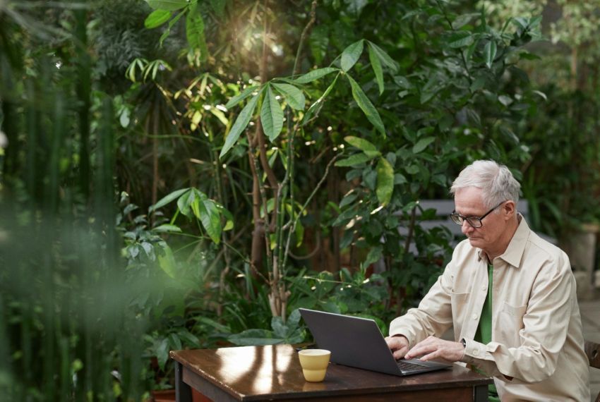 Tecnologia e envelhecimento: como os longevos estão se adaptando ao mundo digital
