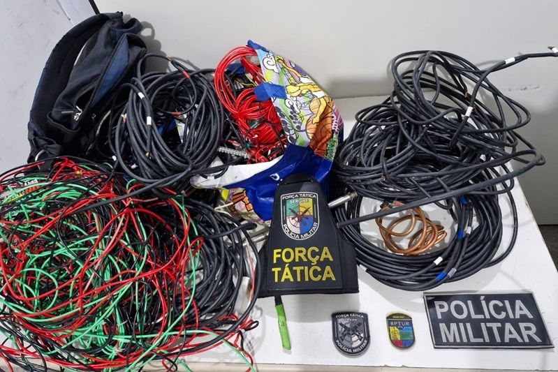 Dupla é presa suspeita de furtar fiação elétrica de residência
