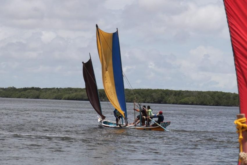 Pescadores disputam corrida de barco à vela no Circuito Esportivo