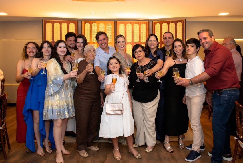 Advigada Ana Elisa Sobral Celebra 50 anos em festa intimista