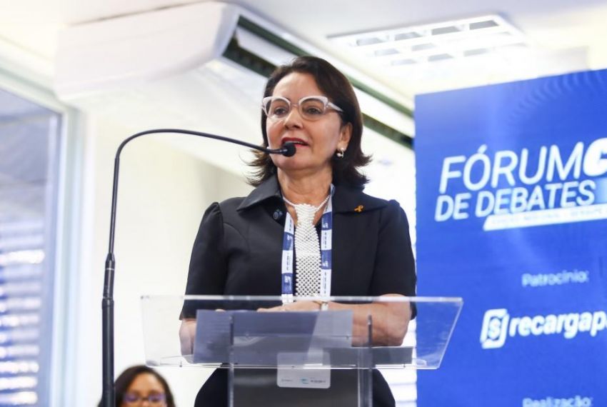 Emília Corrêa anuncia envio de projeto para aquisição de novos ônibus