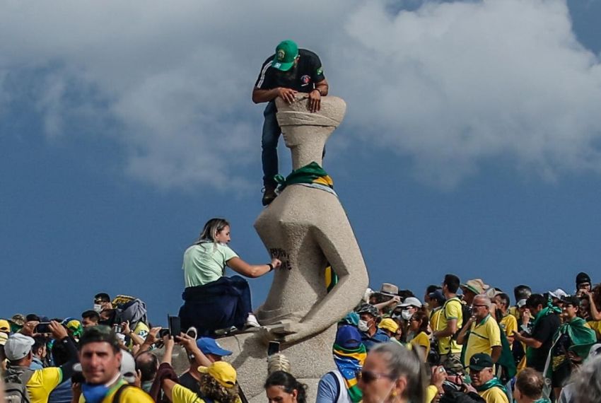 STF tem maioria para condenar mulher que pichou estátua no 8/1