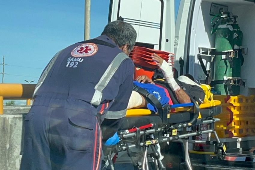 Motociclista fica ferido em acidente na Avenida Tancredo Neves