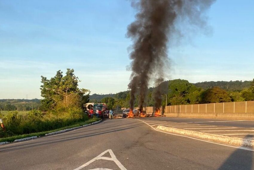 Moradores protestam na BR-101 após morte de jovem