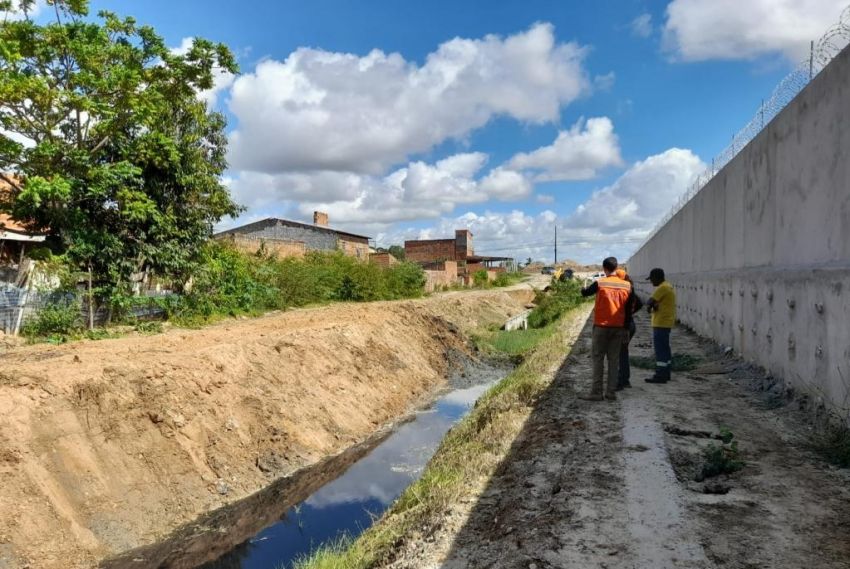 Defesa Civil atua na limpeza do canal do Loteamento Copacabana