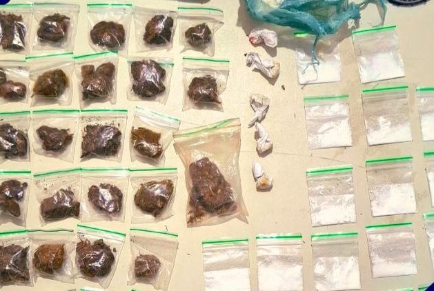 Polícia Militar apreende drogas em residência abandonada
