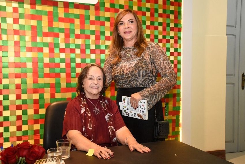 Presidente do TJSE prestigia obra de Clara Leite