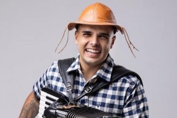 William Sanfona estreia em Aracaju com forró católico no Arrasta Fé
