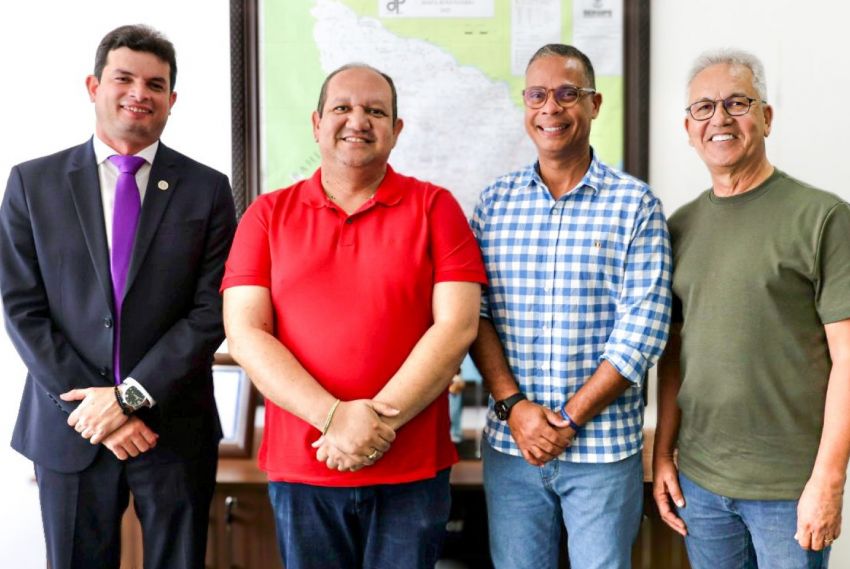 Prefeito Júlio Nascimento se reúne com diretor do DER