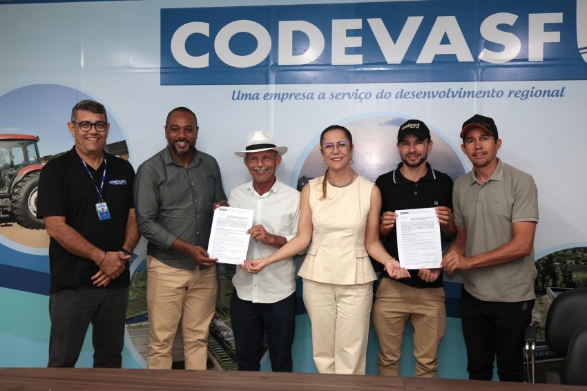 Delegada entrega máquinas a agricultores de Monte Alegre e Tomar do Geru