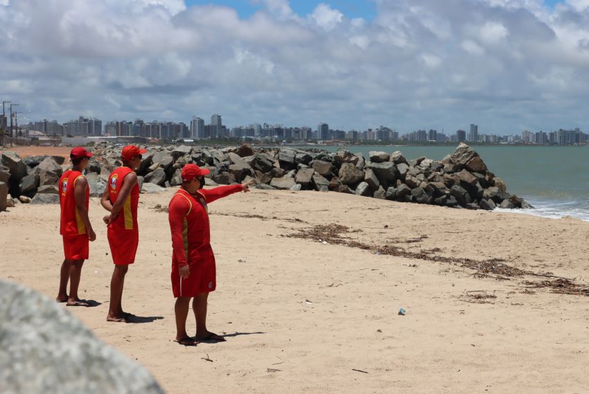 Corpo de Bombeiros alerta para riscos de banho na área das pedras na Coroa do Meio