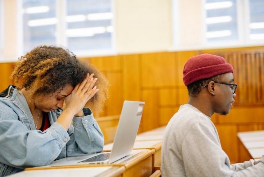 Exaustos antes do diploma: o peso dos estudantes nas universidades