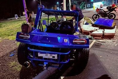 Buggy colide com poste e deixa dois feridos na SE-100, em Aracaju