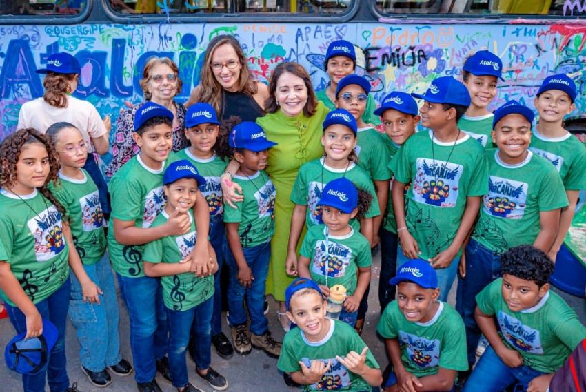 Setransp e Prefeitura se unem novamente e entregam mais um ônibus para crianças colorirem