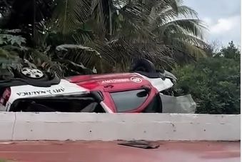 Carro capota na Rodovia Inácio Barbosa, no bairro Mosqueiro, em Aracaju
