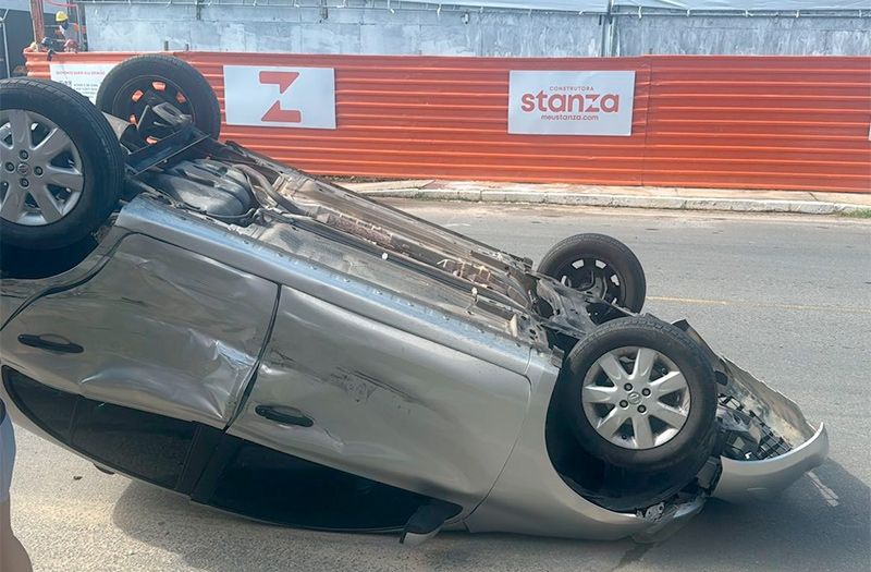 Veículo capota após colisão em Aracaju