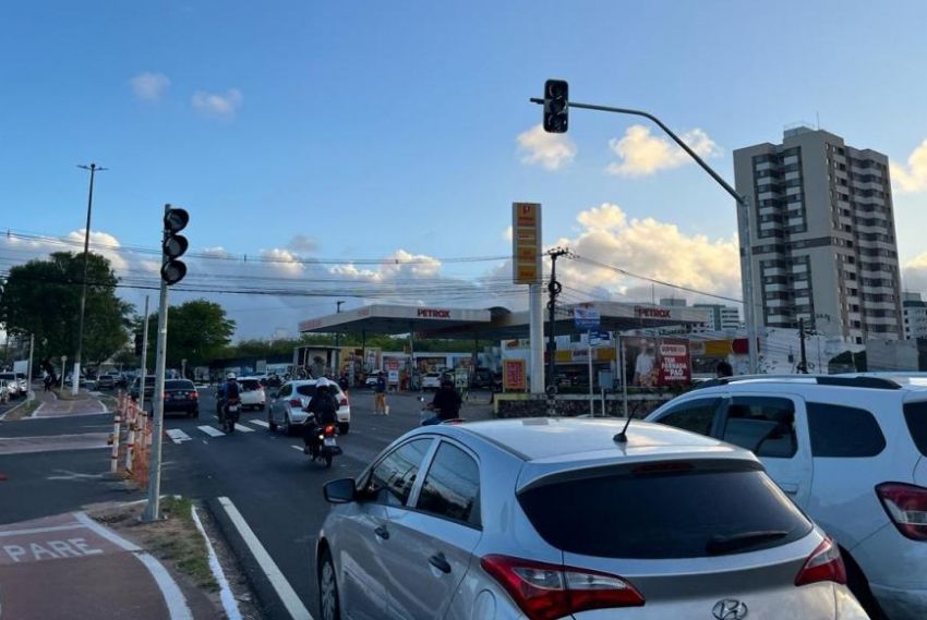 Acidente deixa trânsito lento na Av. Tancredo Neves