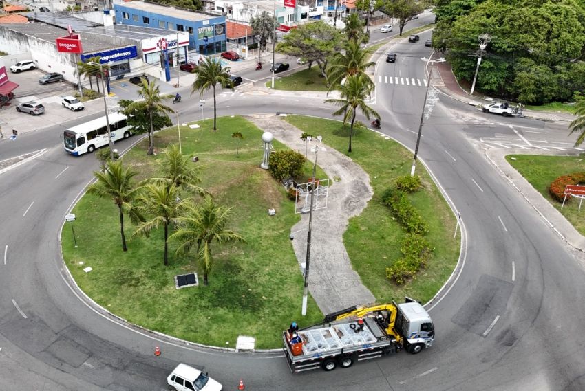 SMTT realiza intervenções para reduzir fluxo de veículos na rotatória da Atalaia