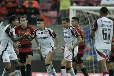 Flamengo goleia, assume a liderança do Campeonato Brasileiro