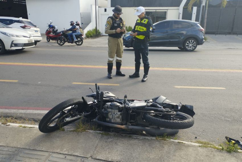 Colisão transversal deixa ciclista hospitalizado na Rodovia José de Campos