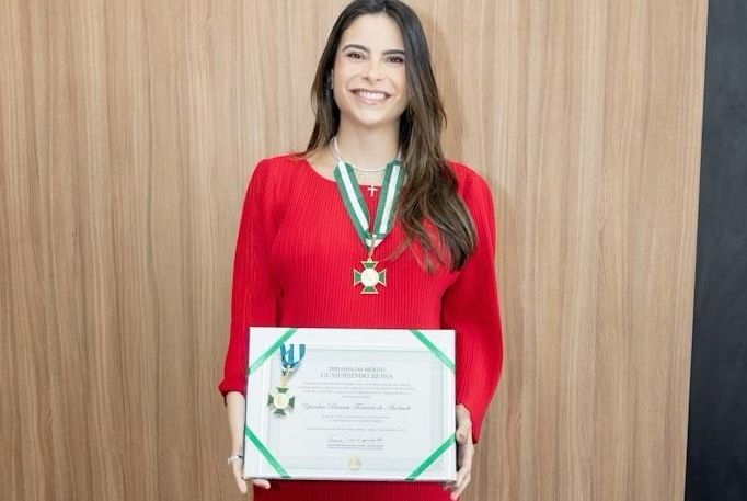 Yandra Moura recebe Colar e Diploma do Mérito “Gumersindo Bessa”