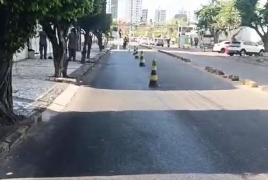 Derramamento de óleo interdita via no 13 de Julho