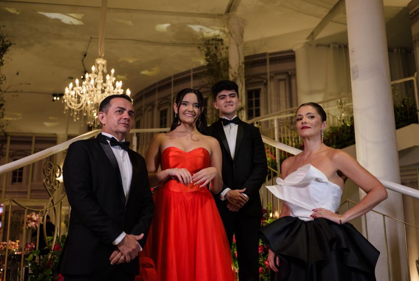 Laura Galvão celebra 15 anos em uma noite inesquecível inspirada em Paris