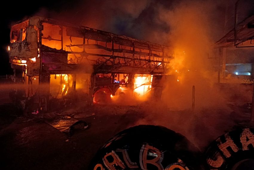Ônibus interestadual é destruído por incêndio na BR-101
