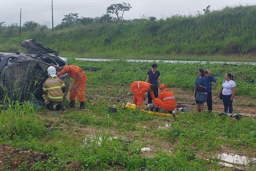 Bombeiros resgata vítima presa às ferragens após capotamento na BR-101