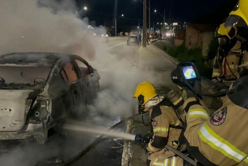 Carro pega fogo na Zona Norte de Aracaju e mobiliza Corpo de Bombeiros