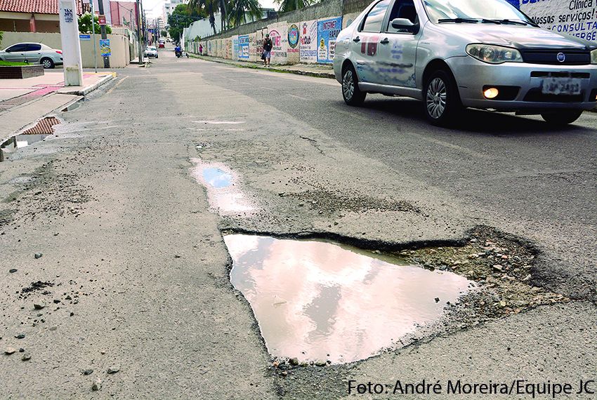 Elber critica vias esburacadas da capital