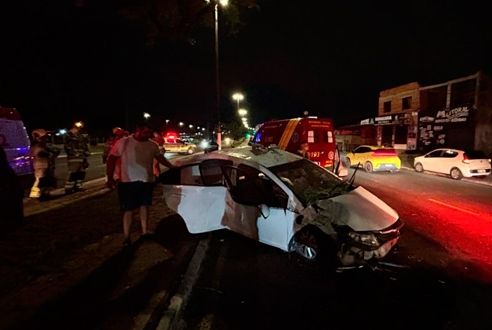 Carro colide com árvore e deixa quatro feridos na Avenida Tancredo Neves