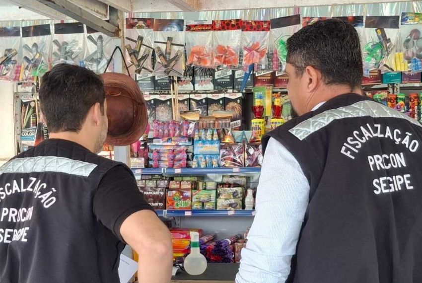 Procon Sergipe fiscaliza barracas de fogos de artifício na Coroa do Meio
