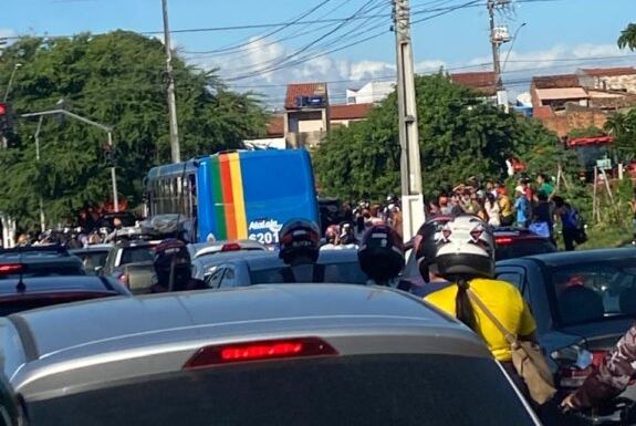 Motorista de ônibus é esfaqueado durante tentativa de assalto na Zona Norte de Aracaju