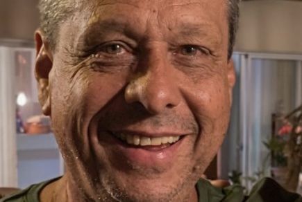 Amigos e familiares se despedem de Giltinho Garcia