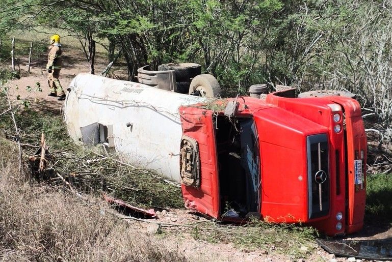 Colisão entre carro e caminhão-pipa deixa dois mortos no sertão sergipano